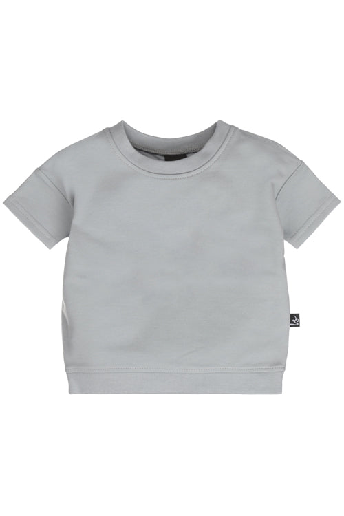 Locker geschnittenes, hellblaues T-Shirt