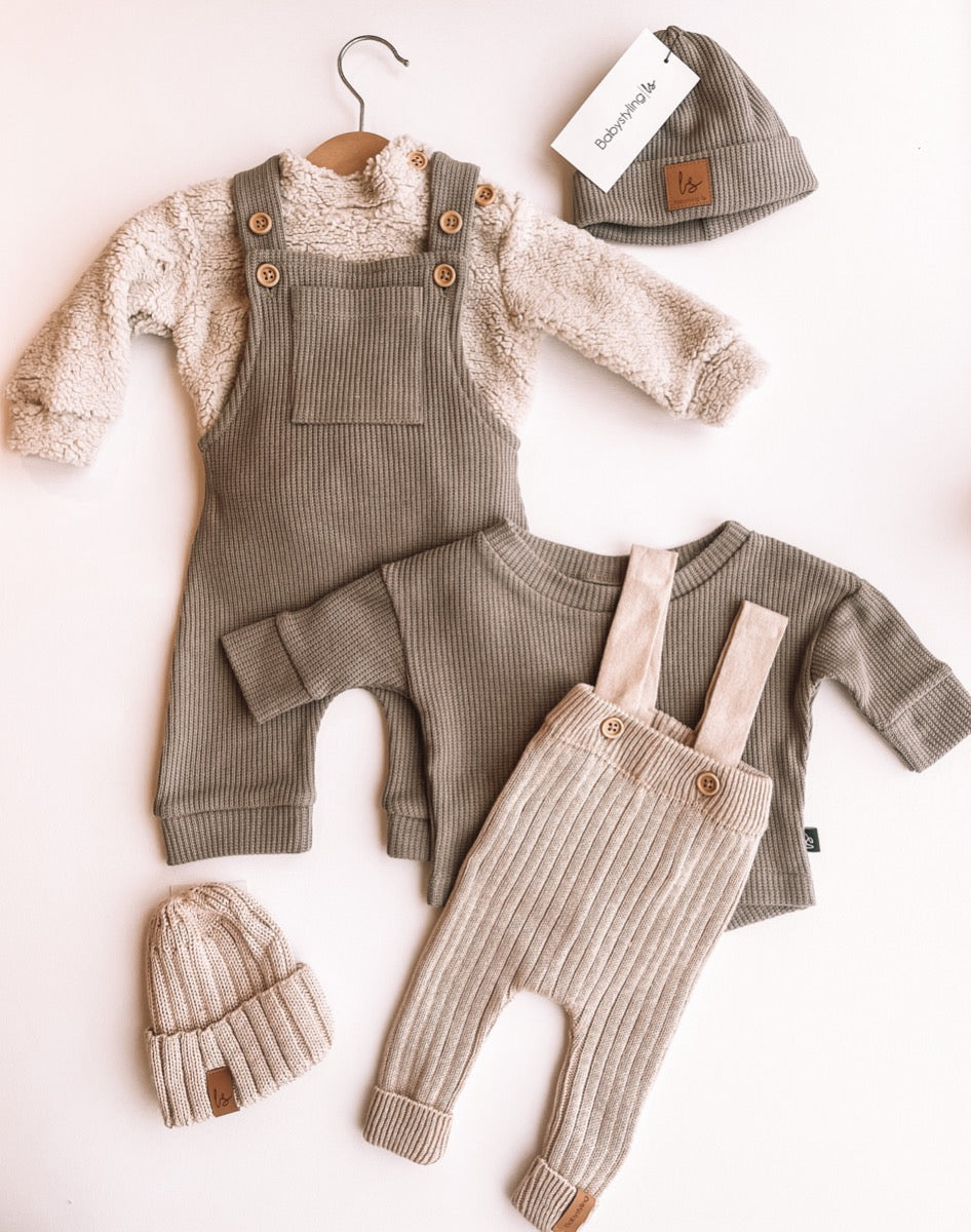 Subtly knitted tuinpakje (light oak)