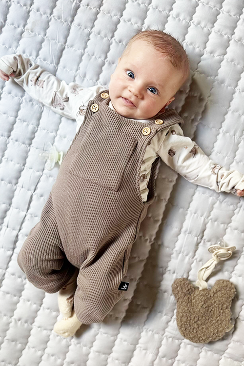 Subtly knitted tuinpakje (light oak)