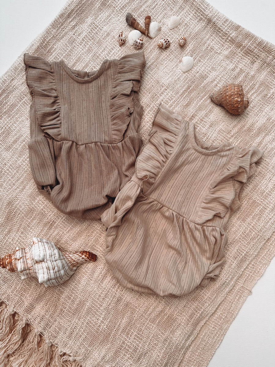 Summer ruffle playsuit pointelle (sand)