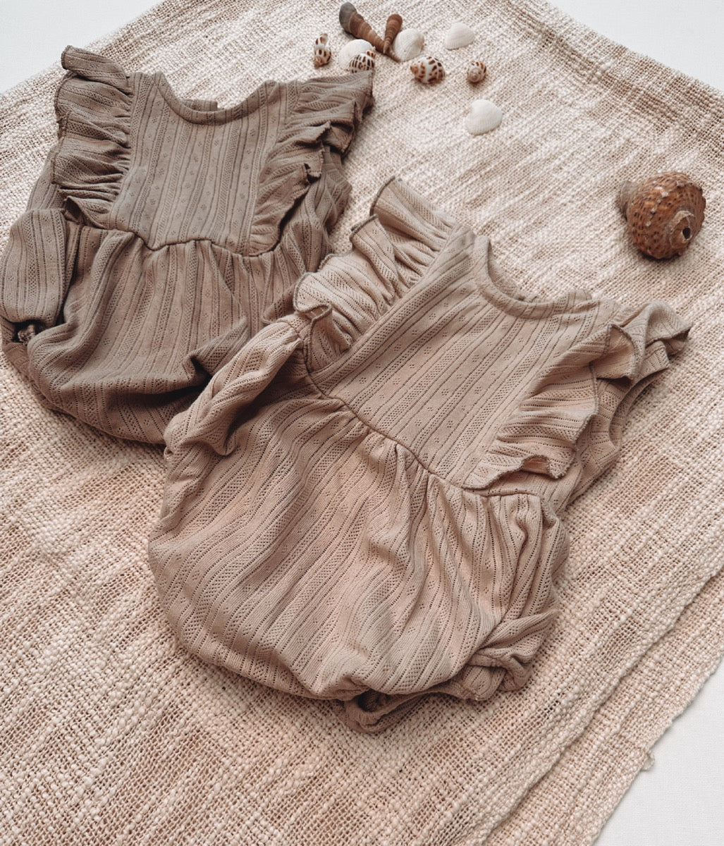 Summer ruffle playsuit pointelle (sand)