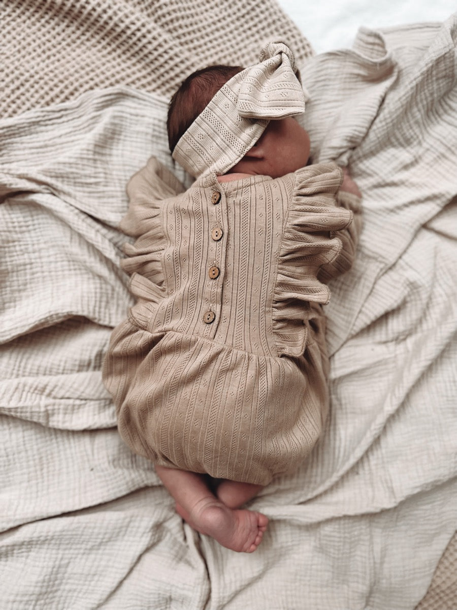 Jumpsuit mit vertikalen Rüschen (warmes Beige) 110/116