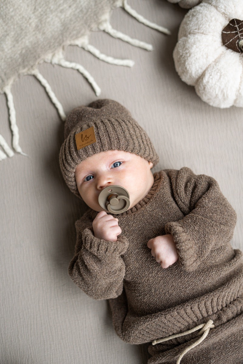 Boucle knitted beanie brown