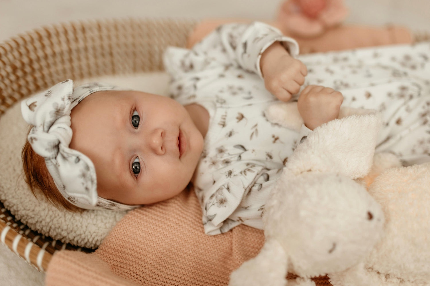 Rüschen-Playsuit, gerippt, geblümt, Sarah Beige Elfenbein