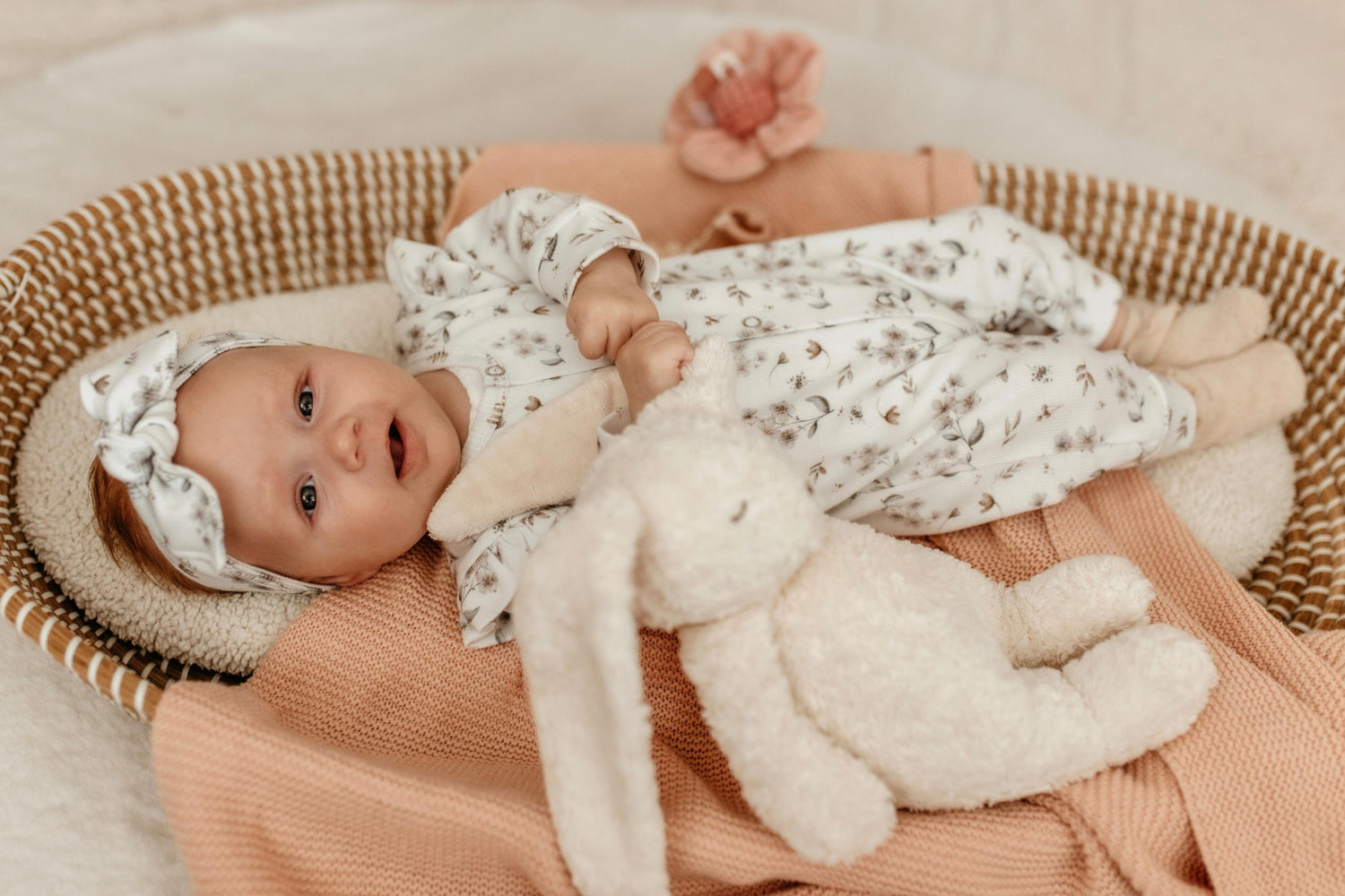 Rüschen-Playsuit, gerippt, geblümt, Sarah Beige Elfenbein
