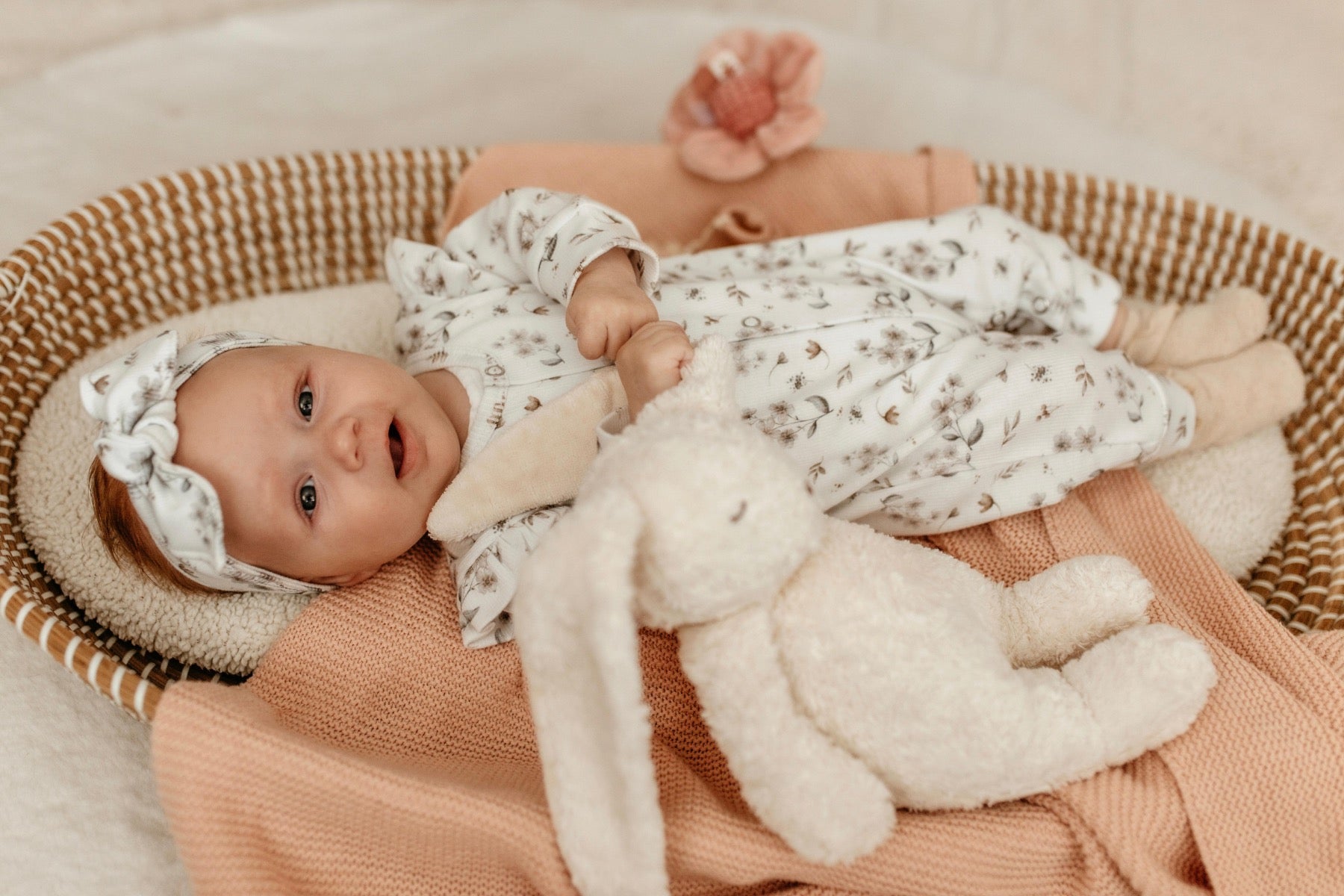 Rüschen-Playsuit, gerippt, geblümt, Sarah Beige Elfenbein