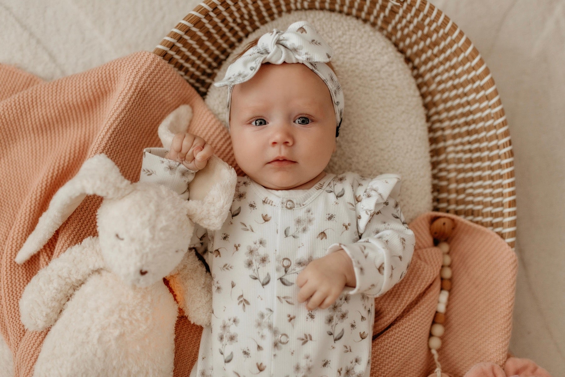 Rüschen-Playsuit, gerippt, geblümt, Sarah Beige Elfenbein