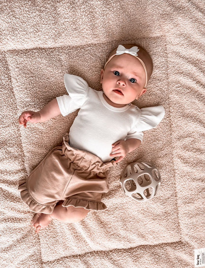 Ruffle romper rib ecru (korte mouw)