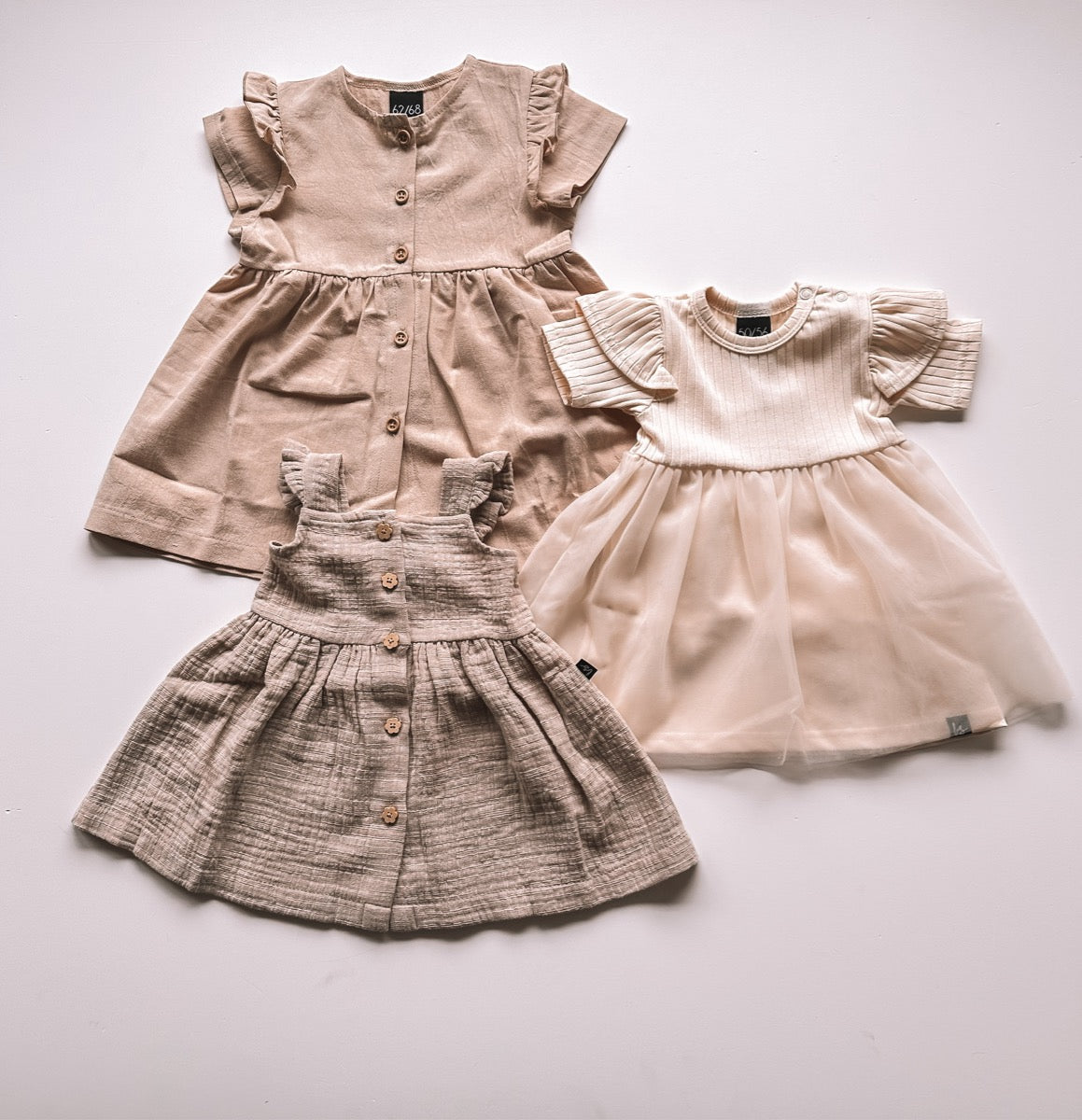 Ruffle button dress linnen sand (korte mouw)