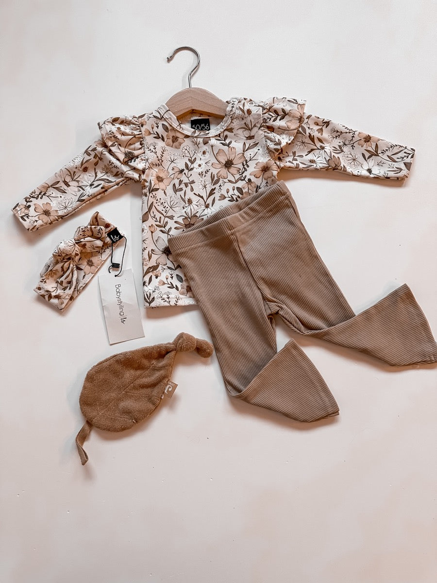 Vintage-Blume mit Rüschen und langen Ärmeln