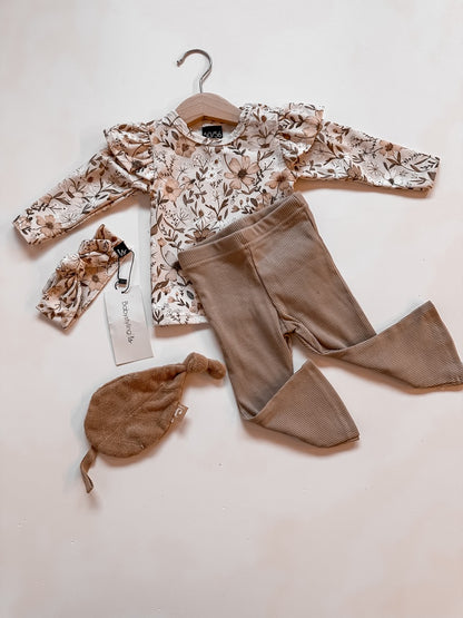 Vintage-Blume mit Rüschen und langen Ärmeln