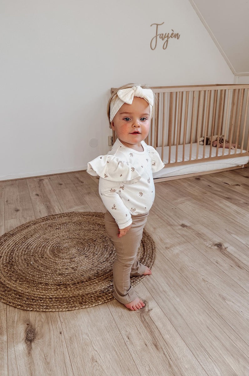 Ruffle romper flower sarah rib (off white)