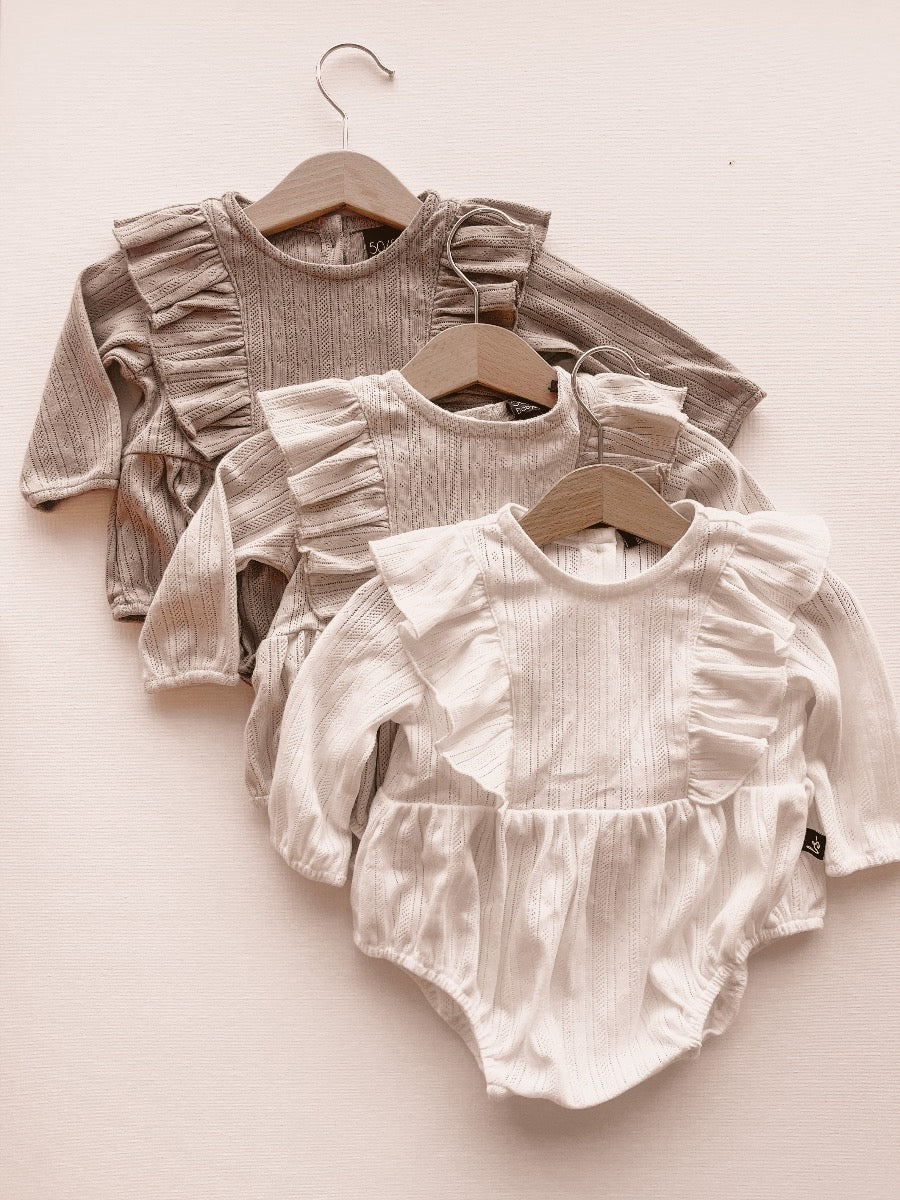 Jumpsuit mit vertikalen Rüschen (warmes Beige) 110/116