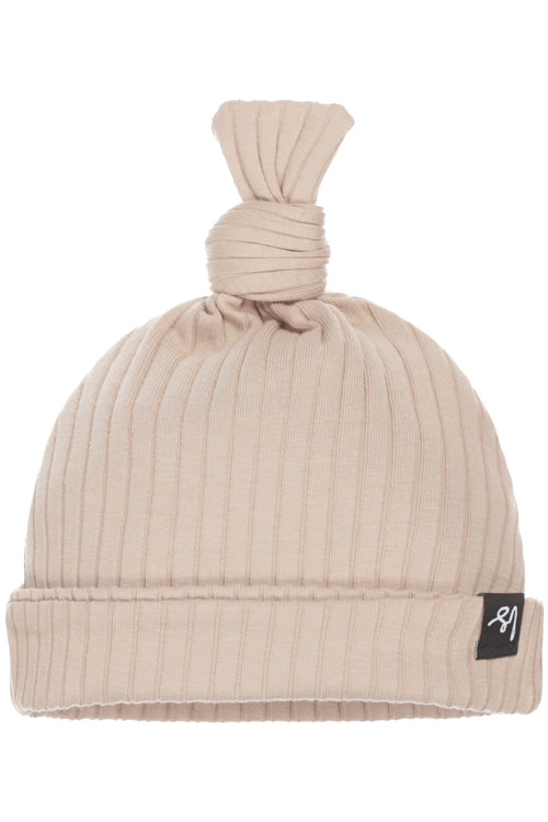 Knot mutsje groovy rib (almond)