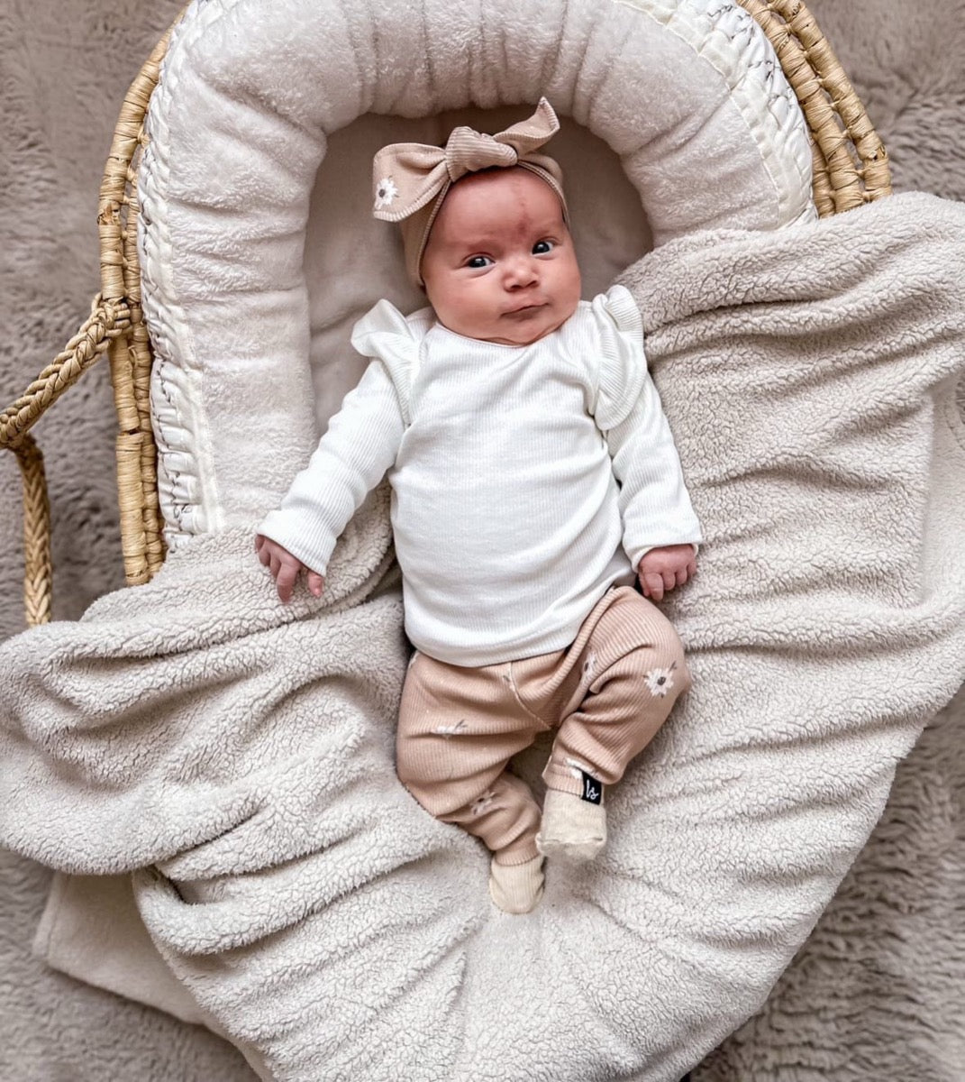 Rüschen-Langarmshirt mit Rippstrickbündchen, ecru
