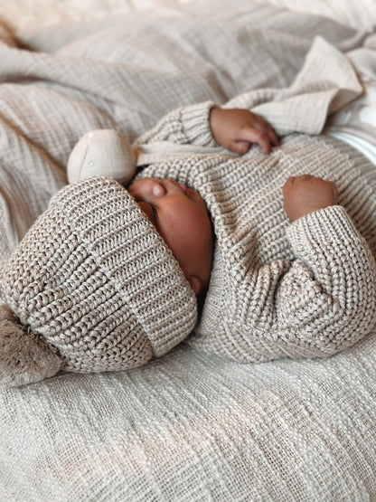 Knitted pompom mutsje (sand)