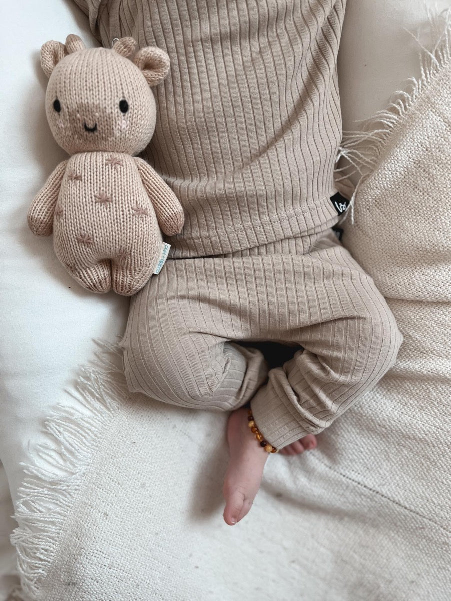 Newborn broekje groovy rib (almond)