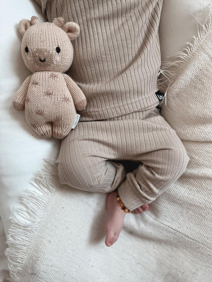 Newborn broekje groovy rib (almond)