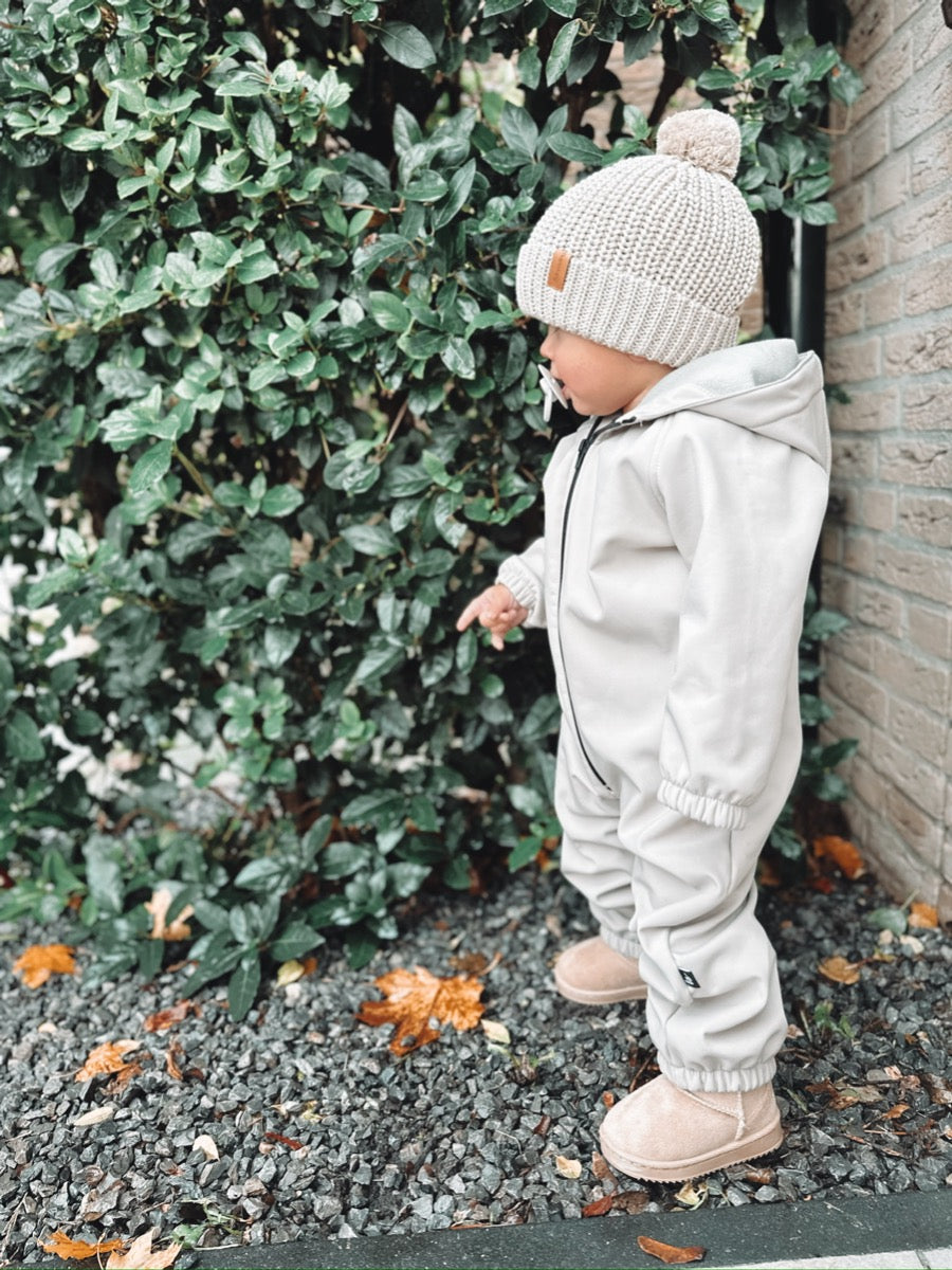 Knitted pompom mutsje (sand)