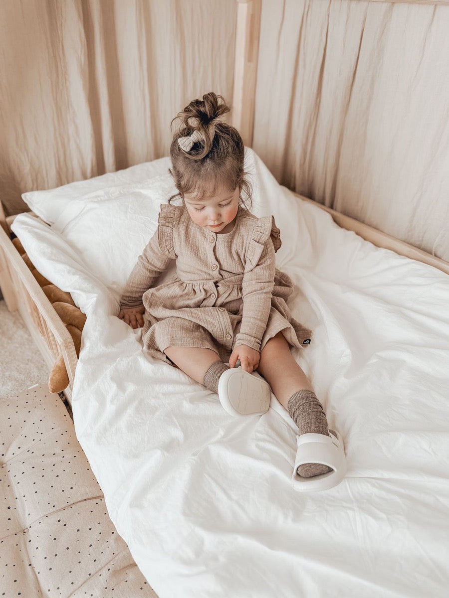 Ruffle button dress linnen (almond)