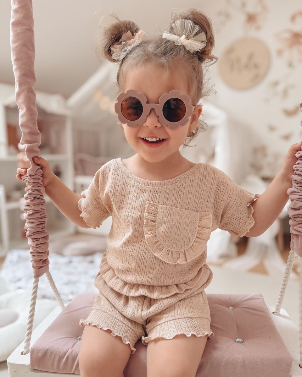Locker sitzendes Rüschentop in Sandfarben.
