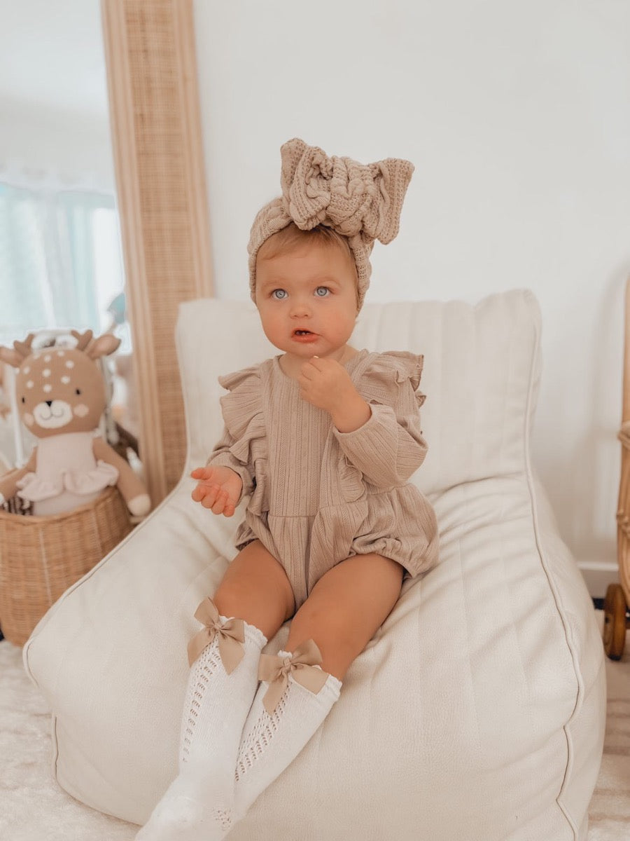 Jumpsuit mit vertikalen Rüschen (warmes Beige) 110/116