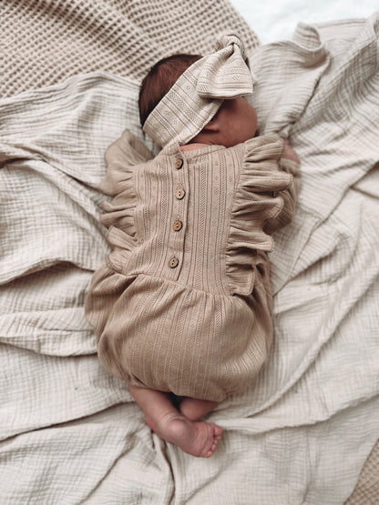 Jumpsuit mit vertikalen Rüschen (warmes Beige) 110/116