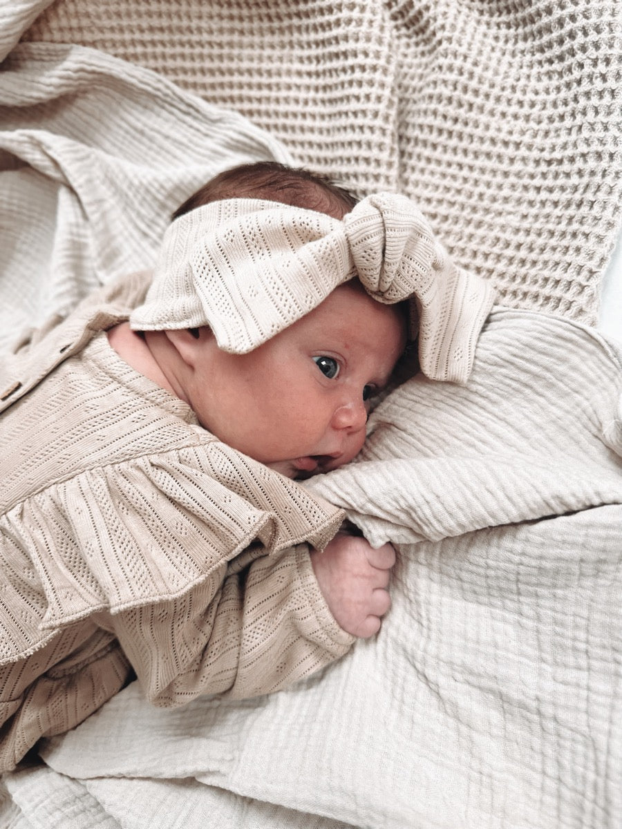 Jumpsuit mit vertikalen Rüschen (warmes Beige) 110/116